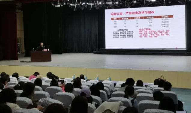 学生课堂上的专心投入文明有序生动展现